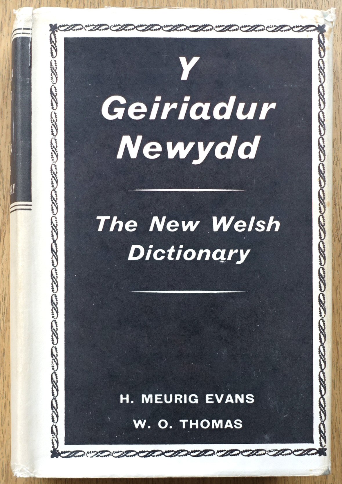 Y Geiriadur Newydd/The New Welsh Dictionary